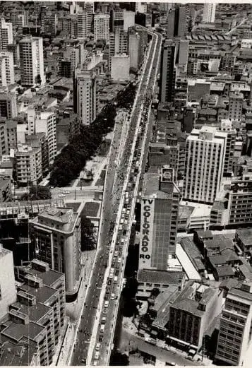 Minhocão: dia da inauguração no aniversário de São Paulo - 1971 (foto: Acervo UH Folhapress)