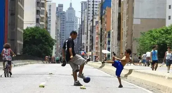 Minhocão: homem e menino jogando futebol (foto: R7)