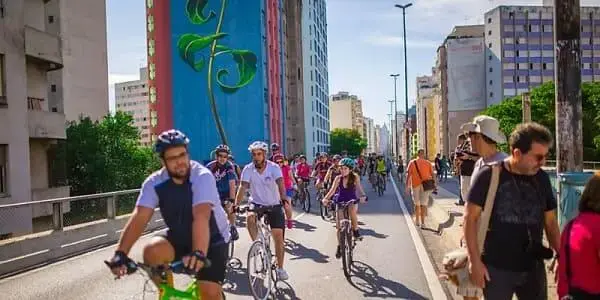 Minhocão: pessoas andando de bicicleta