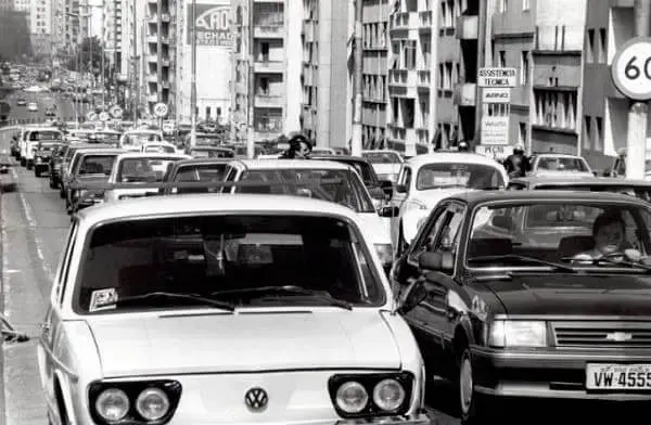Minhocão: trânsito em 1989 (foto: Fábio Salles - Folhapress)