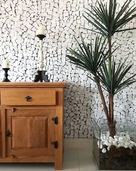 Pedra Portuguesa branca na sala (projeto: Letícia de Nóbrega)