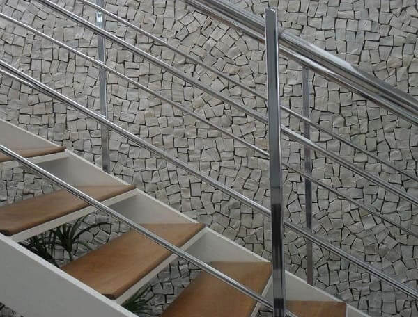 Pedra Portuguesa combina com escada de madeira e metal (foto: CasaNovah)