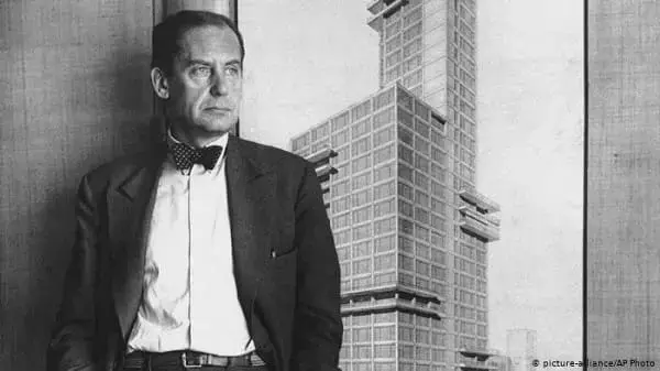 Walter Gropius posa em frente imagem de edifício