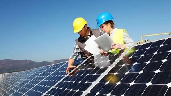 Placa solar: contratar empresa especializada garante instalação correta