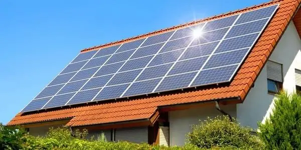 Placa solar: energia solar em telhado de duas águas