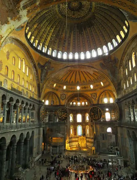 Arquitetura Bizantina: janelas na cúpula e iluminação zenital