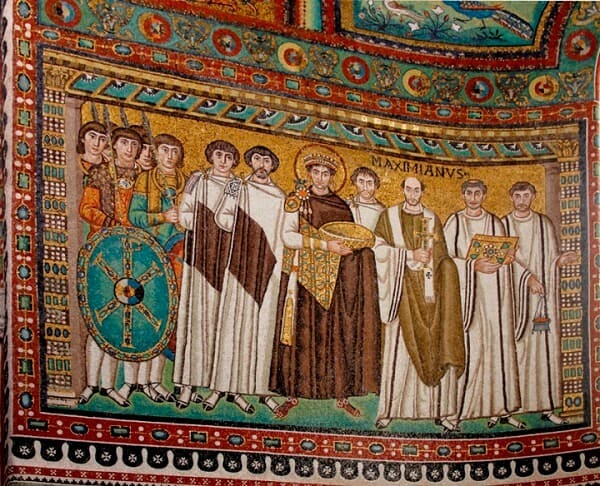 Arquitetura Bizantina: mosaicos de Justiniano e Teodora em San Vitale de Ravenna