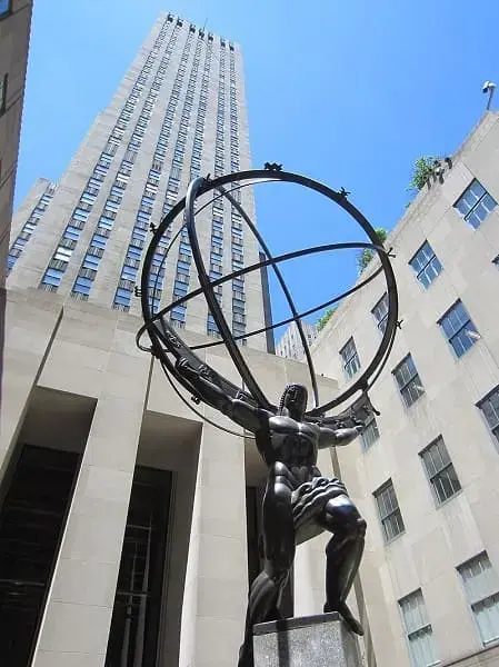 Art Deco: estatua de Atlas, frente al Rockefeller Center en Nova (Lee Lawrie) foto: Wikipedia