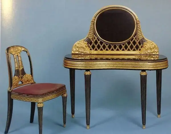 Art Decó: Penteadeira e cadeira de mármore e madeira encrustada, lacada e deslizante. Artista: Paul Follot (1919-1920). Foto: Wikipédia