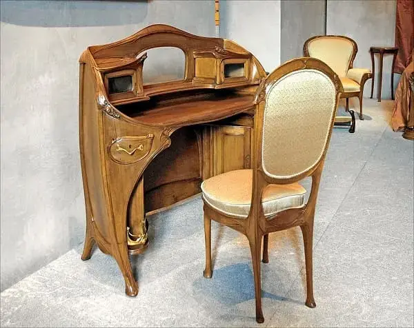 Art Decó: obra de Art Nouveau - Mesa e cadeira por Hector Guimard, 1909-12 (foto: Wikipédia)