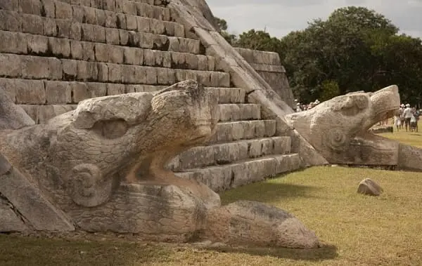As sete maravilhas do mundo: Chichén Itzá - base da Piramide El Castilo com esculturas