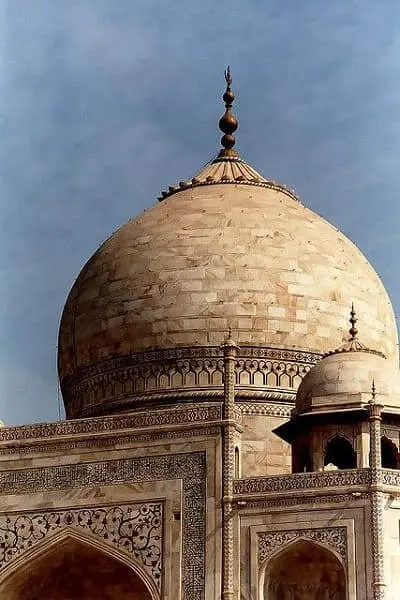 As sete maravilhas do mundo: Taj Mahal - detalhes da cúpula em forma de cebola, típica da arquitetura islâmica
