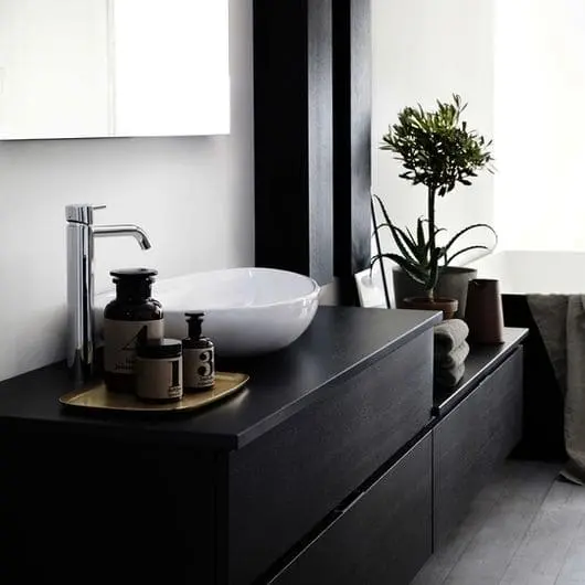 5. Dekton preto em banheiro traz elegância e sobriedade (projeto: FGR Architects)