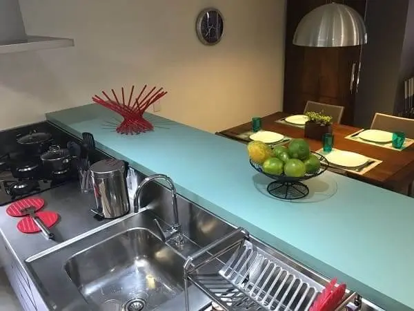 Neo Mint: balcão de cozinha verde (projeto: Karina Gubernati)
