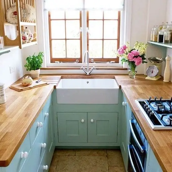 Neo Mint: cozinha com balcão de madeira e pia embutida (foto: Pinterest)