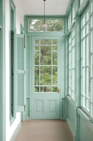 Neo Mint em portas e janelas deixa ambientes charmosos (foto: Pinterest)