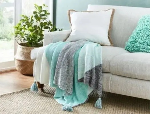 Neo Mint: mantas e almofadas são opções simples para incluir a cor na decoração (foto: Pinterest)