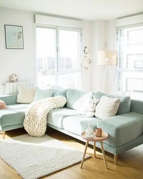 3. Neo Mint sofá traz toque de cor sem pesar no ambiente (foto: Pinterest)