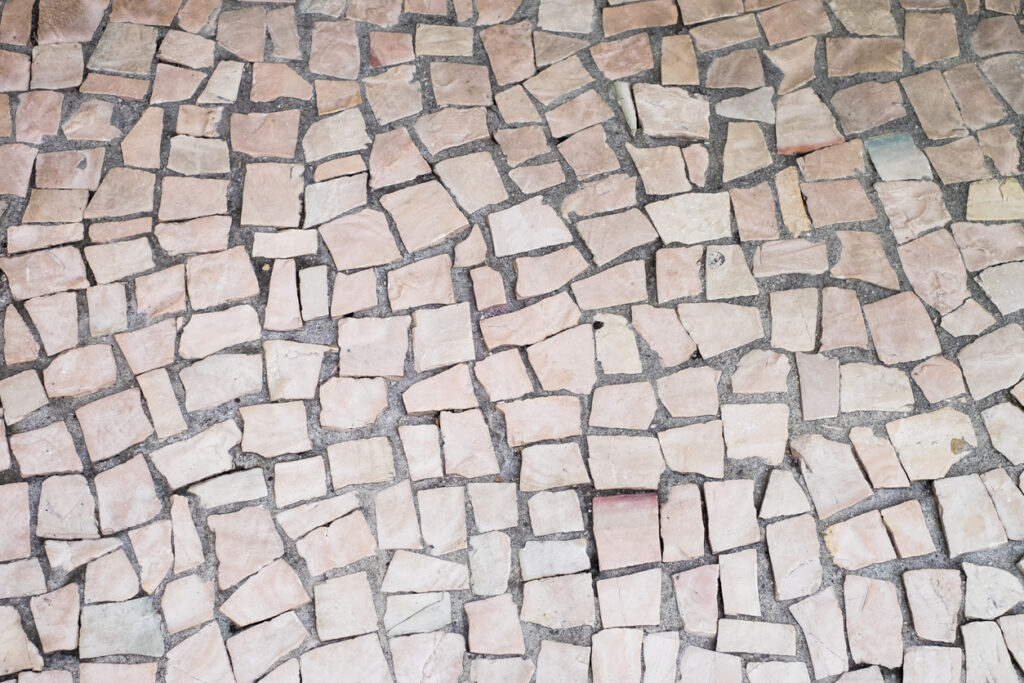 Komtelhas - Pedra Madeira Amarela utilizada para revestimento de muro e  Pedra Portuguesa branca e preta utilizada na calçada. Essas e outras pedras  você só encontra na Komtelhas! ☎️: (17) 3522-7799 📍Rua