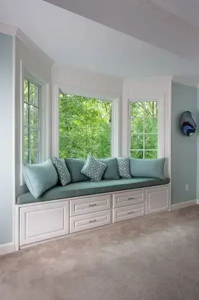 Casa de estilo americano: ventanal con sofá (foto: Pinterest)