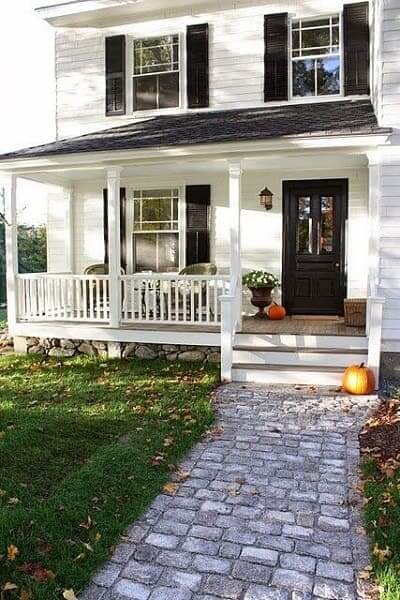 Casa estilo americano: caminho de pedra e fachada branca (foto: Pinterest)