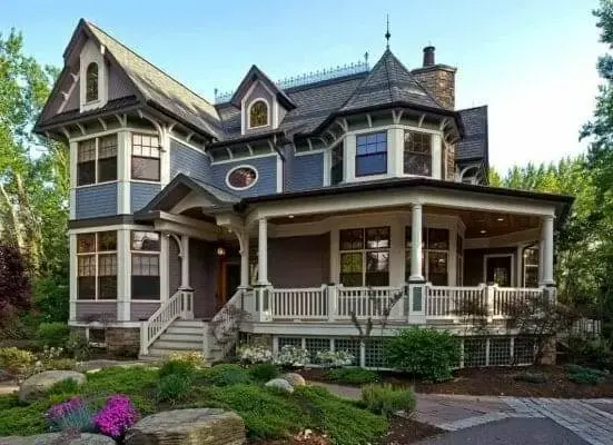 Casa estilo americano: casa americana con fachada azul y lila (foto: curioso tri)