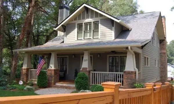 Casa de estilo americano: residencia de madera con frontón (foto: Toda la construcción)