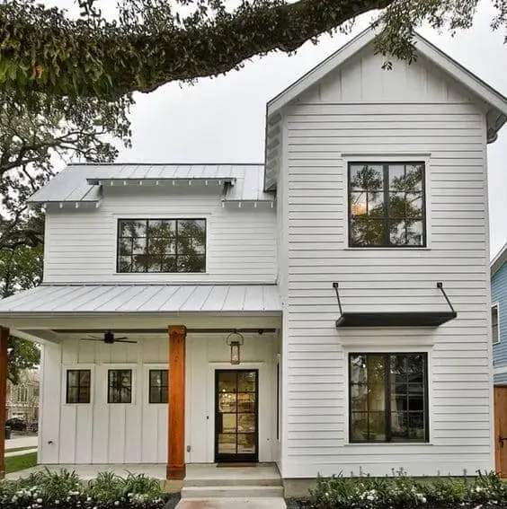 Casa estilo americano: residência de madeira com fachada branca (foto: Bugre - Moda Masculina e Tomboy)