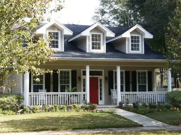Casa estilo americano: varanda com três janelas em cima (foto: Pinterest)
