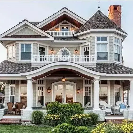 Casa estilo americano: varanda e janelas clássicas (foto: Pinterest)
