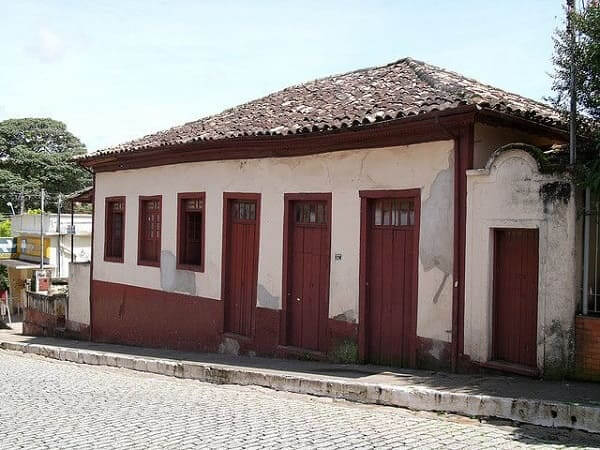 Casas Antigas: casa com fachada branca e marrom em Baependi, Minas Gerais (foto: Pinterest)