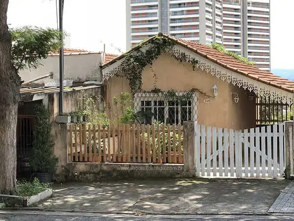 Casas Antigas: casa com muro de madeira e telhado de duas águas (Foto: São Paulo Antiga)