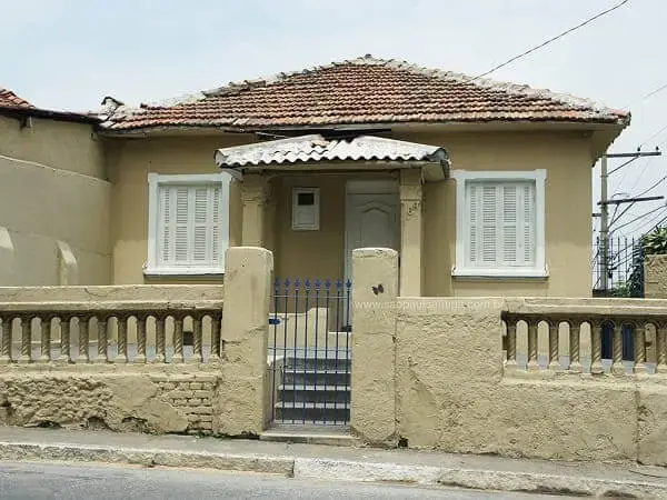 Casas Antigas: Casa da primeira metade do século XX com fachada de tom neutro (foto: São Paulo Antiga)