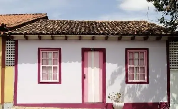 Casas antigas: casa com arquitetura colonial rosa (foto: decorfácil)