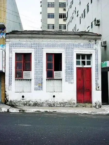 Casas antigas: casa com azulejo português e portas e janelas de madeira (foto: decorfácil)