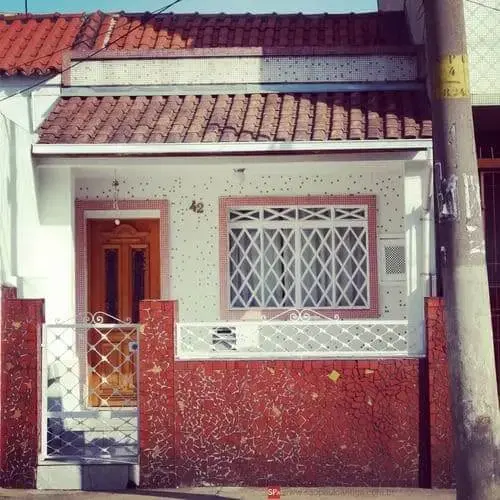 Casas Antigas: casa com caquinhos vermelhos no muro (foto: Pinterest)