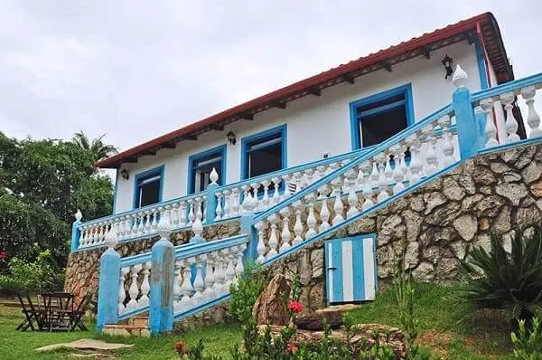 Casas Antigas: casa de arquitetura colonial azul com balaústre (foto: decorfácil)
