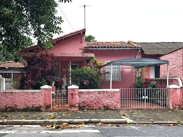 Casas Antigas: casa rosa com estátua na entrada no bairro do Pari, São Paulo (foto: São Paulo Antiga)