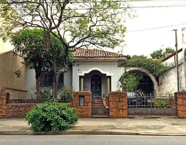 Casas antigas: Casa com muro baixo e pilares no Belenzinho (Foto: São Paulo Antiga)