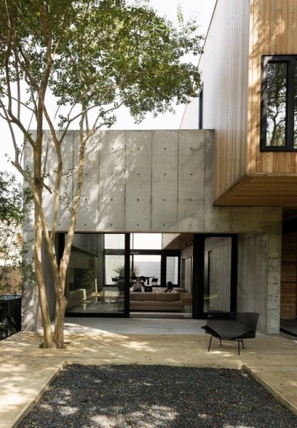 Concreto armado: casa com porta de vidro e revestimento de madeira (projeto: Robertson Design)
