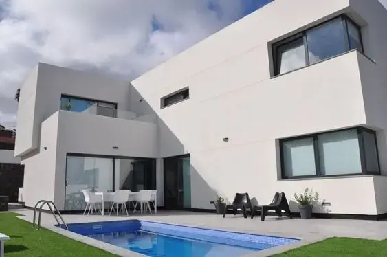 Concreto armado: casa moderna com fachada branca (foto: Habitíssimo)