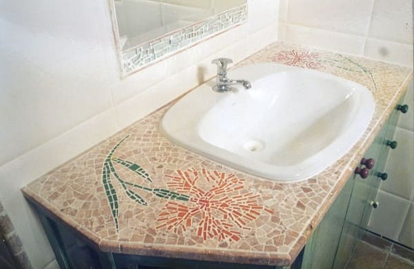 20. Mosaico: bancada com mosaico e gabinete de madeira verde (projeto: Fred Aires)