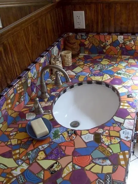 19. Mosaico: bancada de banheiro com mosaico colorido é sugestão para clientes ousados (foto: Pinterest)