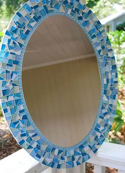 10. Mosaico de tons azulados em espelho fica ideal em decoração praiana (foto: Pinterest)