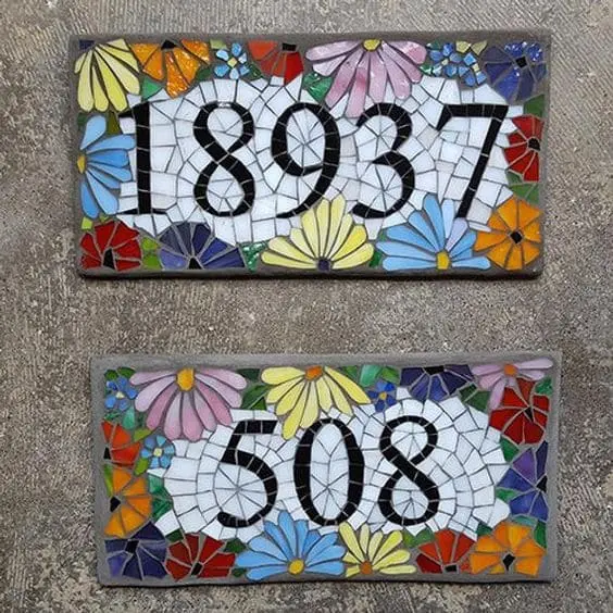 8. Mosaico em numeração da casa é ponto de destaque em fachada (foto; Pinterest)