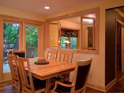 Passa prato com moldura de madeira e janela camarão (foto: Casa e Construção)