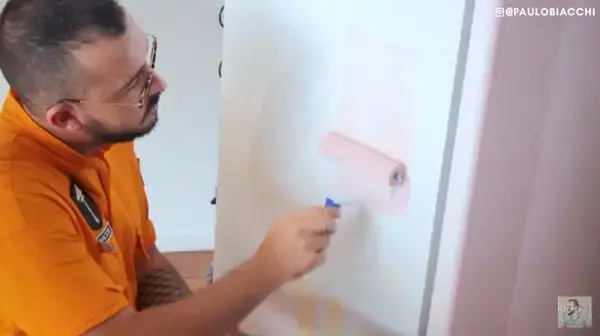 Paulo Biacchi pintando geladeira de rosa em vídeo de reforma
