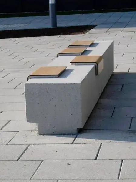 Mobiliário Urbano: banco de concreto com assento de madeira (foto: Pinterest)