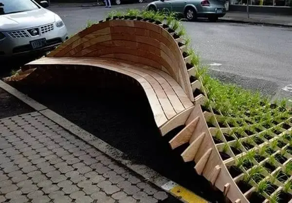 Mobiliário Urbano: Banco de madeira com jardim (foto: Ideias Diferentes)