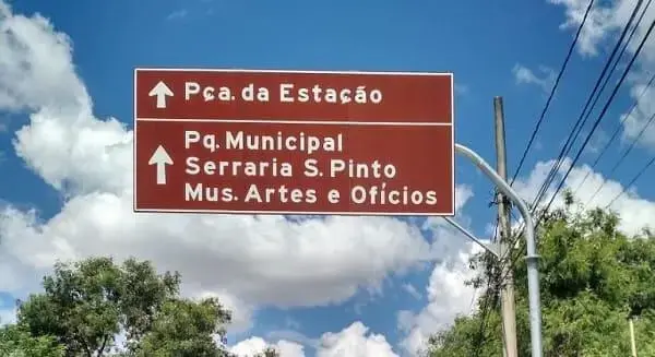 Mobiliário Urbano: exemplo de placa de sinalização turística em Belo Horizonte (foto: Prefeitura de Belo Horizonte)